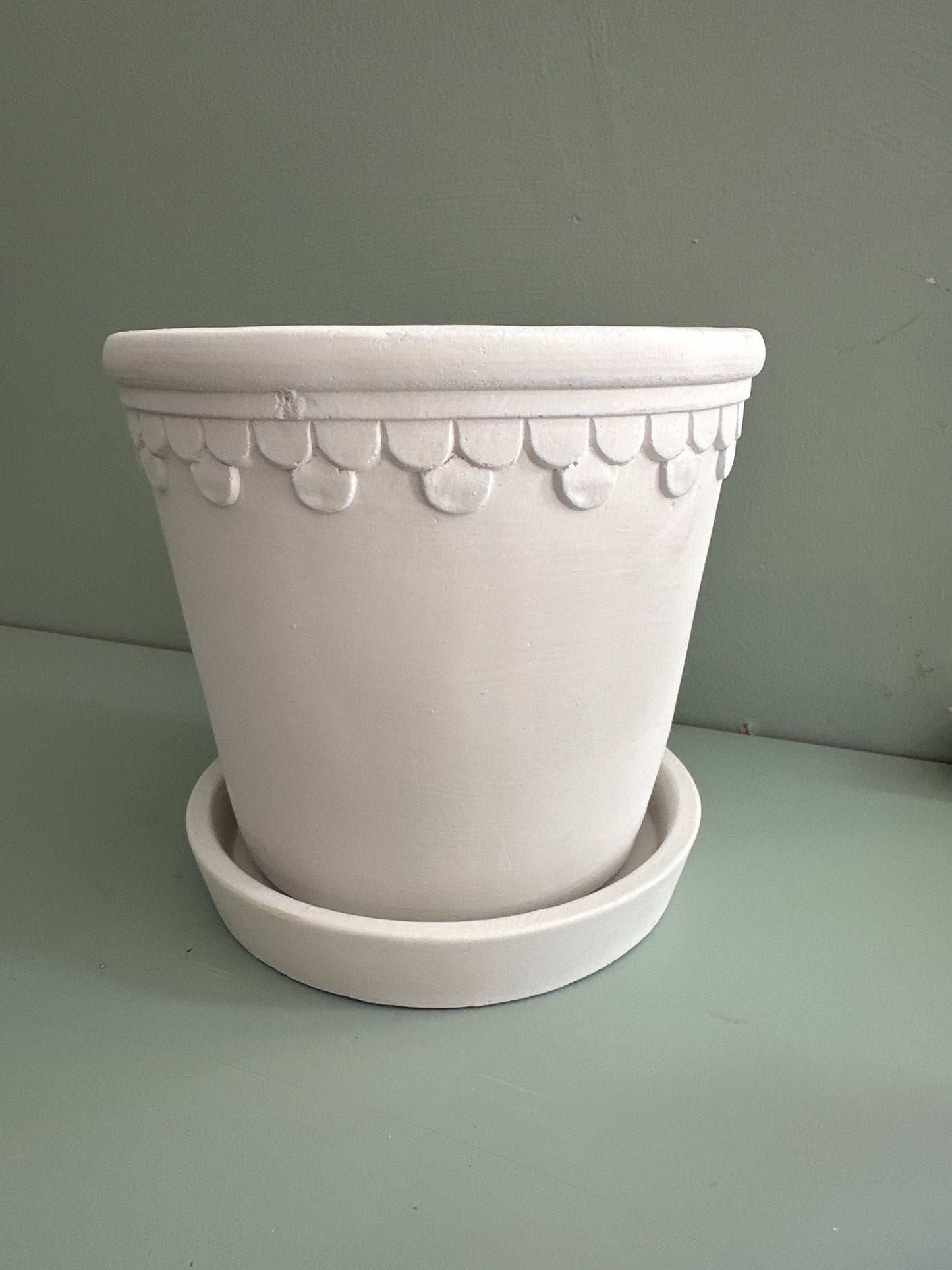 White Scalloped Plant Pot & Saucer