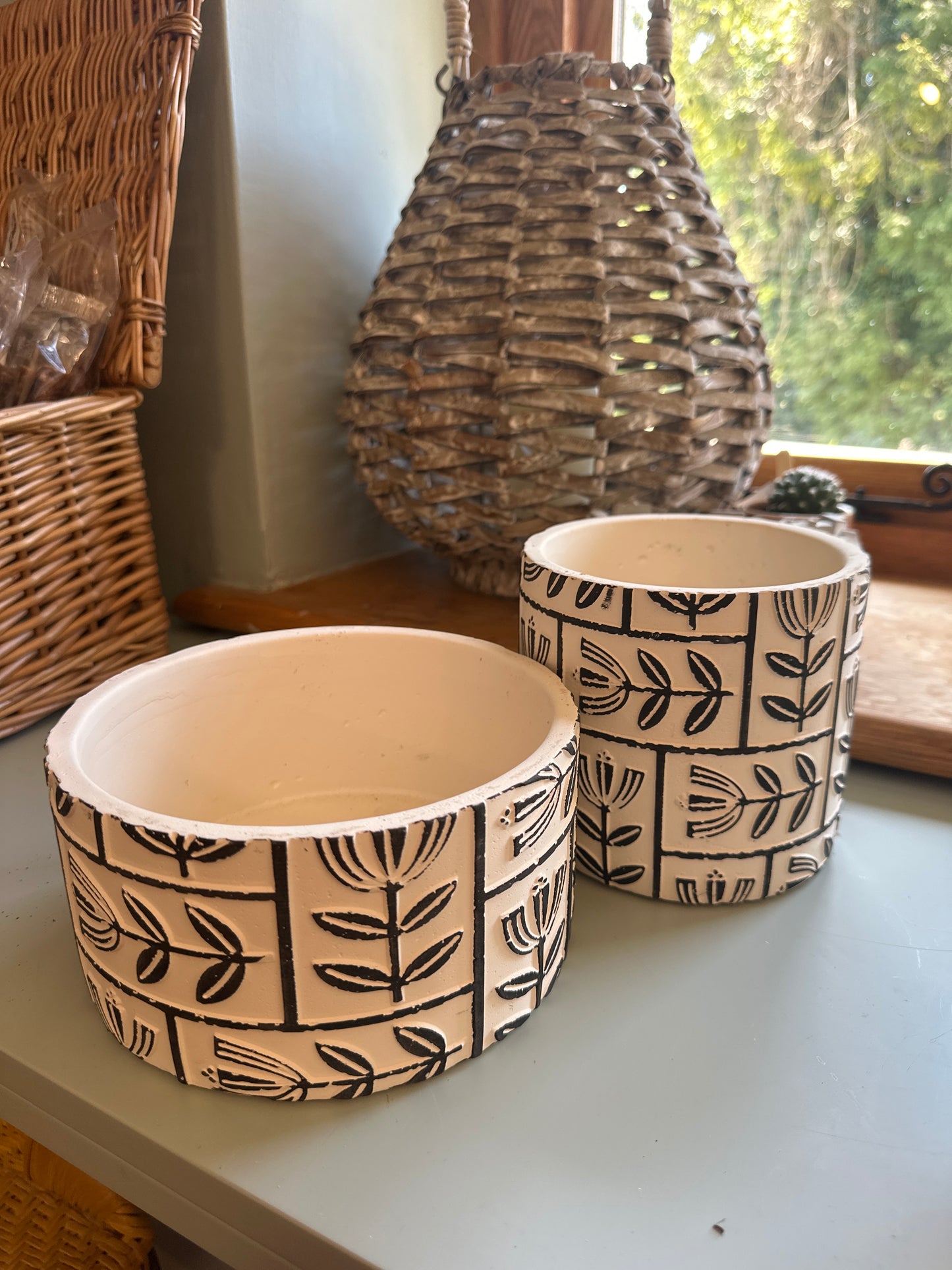 HS Black & White Retro Embossed Decorative Plant Pots