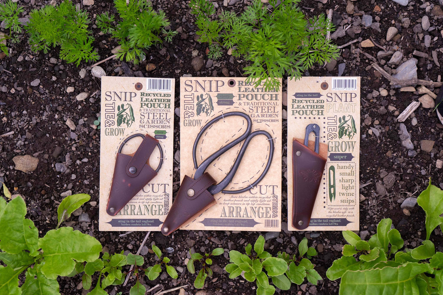 LARGE SCISSORS IN A RECYCLED LEATHER POUCH (BROWN)